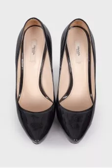 Patent shoes with a pointed toe