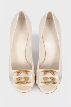 Leather shoes with gold-tone hardware