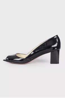 Patent shoes with medium heels