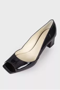 Patent shoes with medium heels