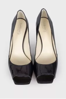 Patent shoes with medium heels
