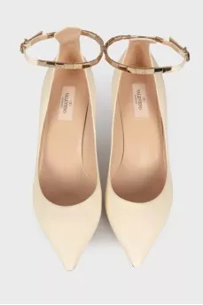 Leather shoes with gold-tone hardware