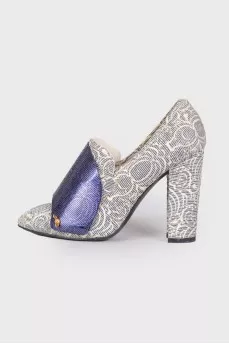 Embossed and decorated leather shoes