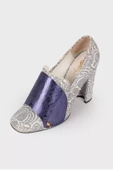 Embossed and decorated leather shoes