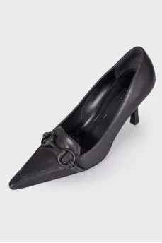 Black pointy-toe shoes