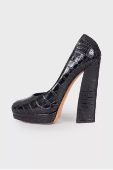 Embossed leather shoes