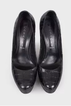 Embossed leather shoes