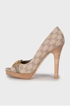 Textile shoes with wooden soles