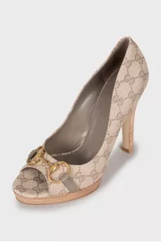 Textile shoes with wooden soles