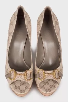 Textile shoes with wooden soles