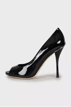 Patent leather stiletto heeled shoes