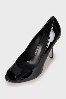 Patent leather stiletto heeled shoes