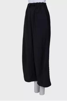 Black trousers with drawstring bottom