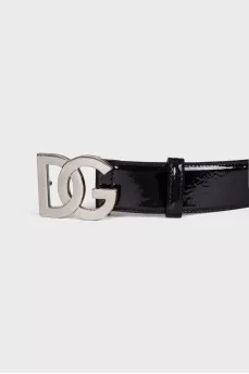 Patent leather belt with golden logo