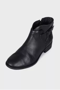 Zipped leather boots