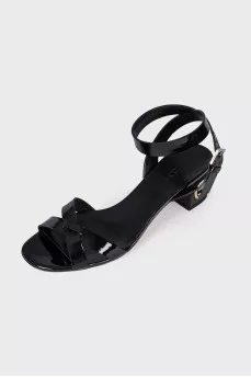 Patent sandals with medium heels