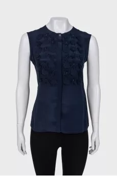 Sleeveless blouse with appliqué