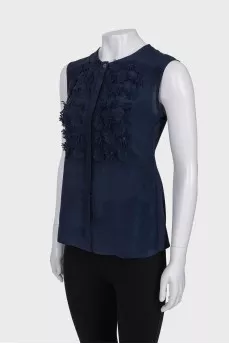 Sleeveless blouse with appliqué
