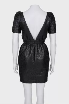 Dress with a V-neck on the back