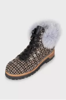Textile boots decorated with fur
