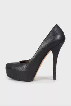 Black stiletto shoes