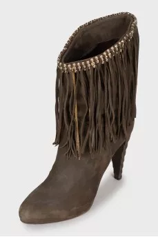 Suede ankle boots decorated with fringes