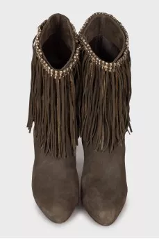 Suede ankle boots decorated with fringes
