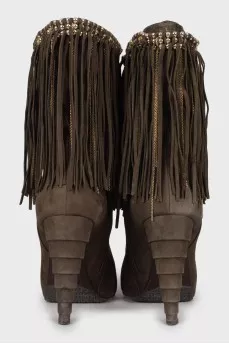 Suede ankle boots decorated with fringes