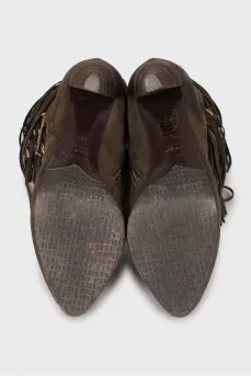Suede ankle boots decorated with fringes
