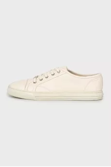 Leather sneakers with metal logo