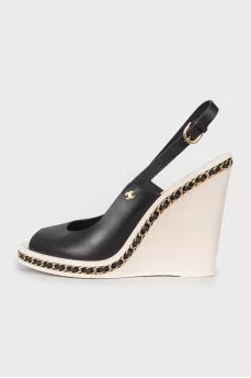 Wedge sandals decorated with chain
