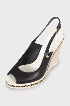 Wedge sandals decorated with chain