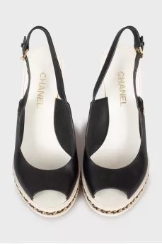 Wedge sandals decorated with chain