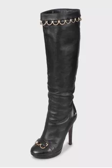 Leather boots with metal decoration