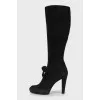 Suede boots decorated with a bow