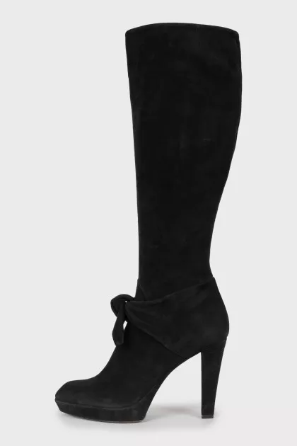 Suede boots decorated with a bow