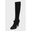 Suede boots decorated with a bow