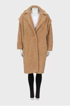 Light brown loose-fitting fur coat