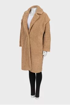Light brown loose-fitting fur coat