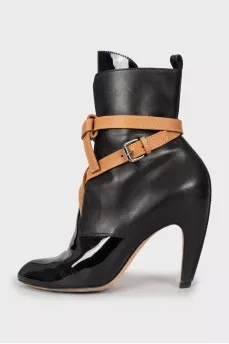 Black leather ankle boots decorated with ties
