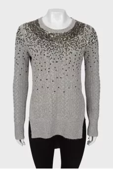 Gray sweater extended at the back