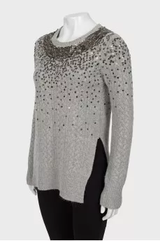 Gray sweater extended at the back