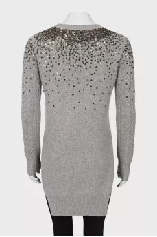 Gray sweater extended at the back
