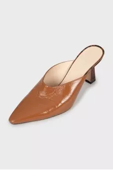 Leather mules with embossed heel