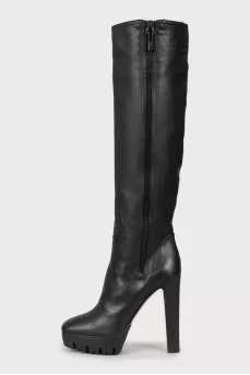Leather boots decorated with zipper