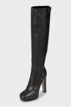 Leather boots decorated with zipper