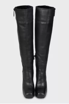 Leather boots decorated with zipper