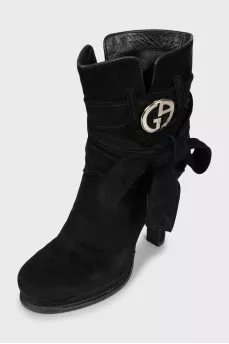 Suede ankle boots with ties