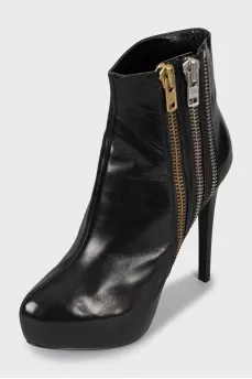 Leather ankle boots decorated with zippers
