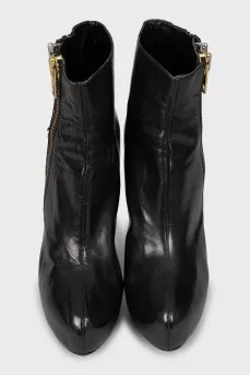 Leather ankle boots decorated with zippers